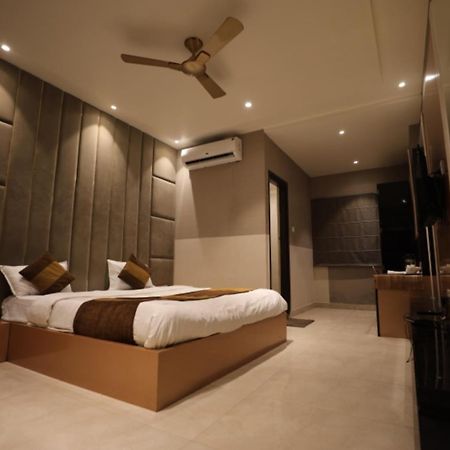 Hotel Maya Crystal Juhi Bari Екстериор снимка