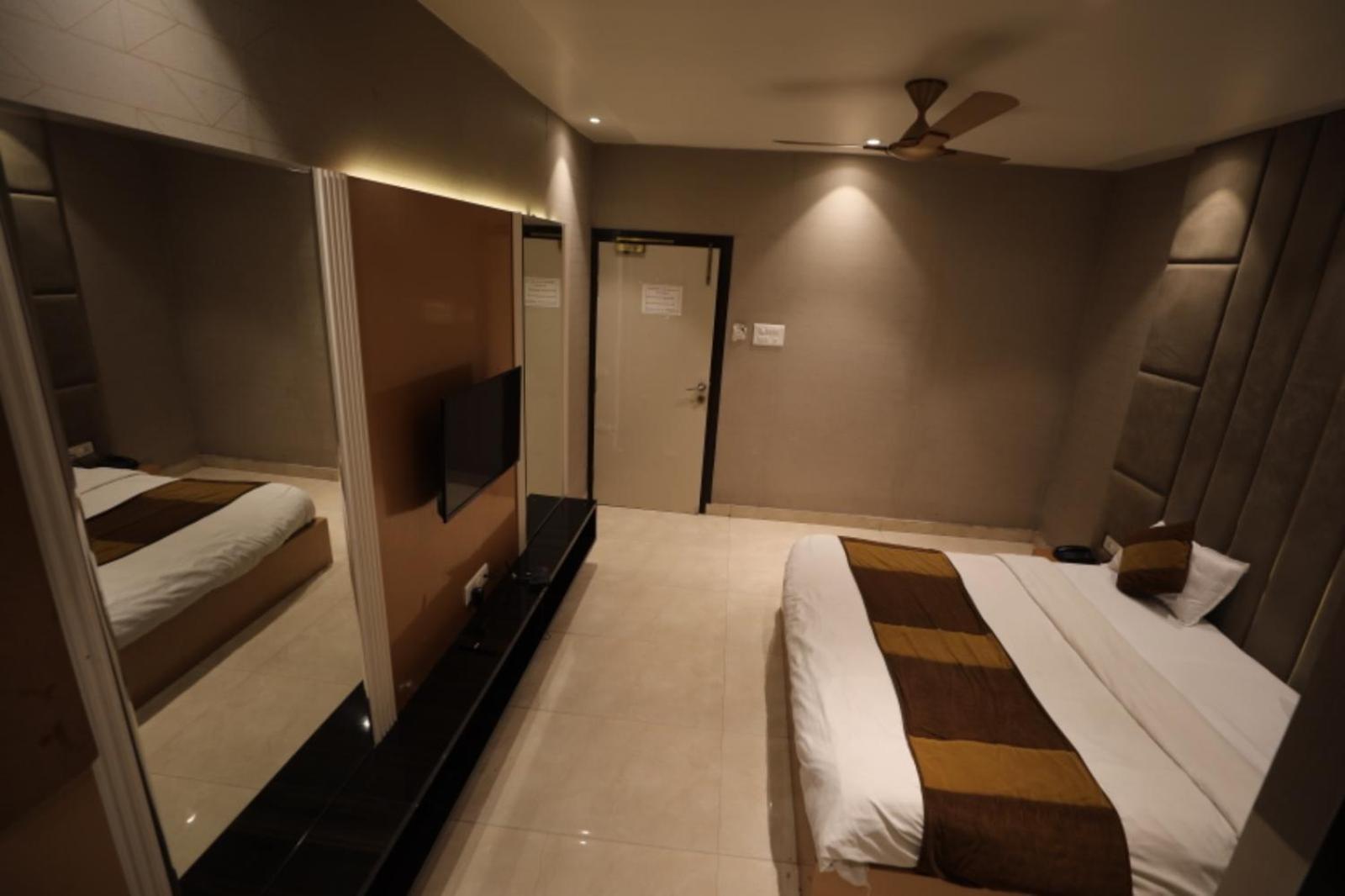 Hotel Maya Crystal Juhi Bari Екстериор снимка