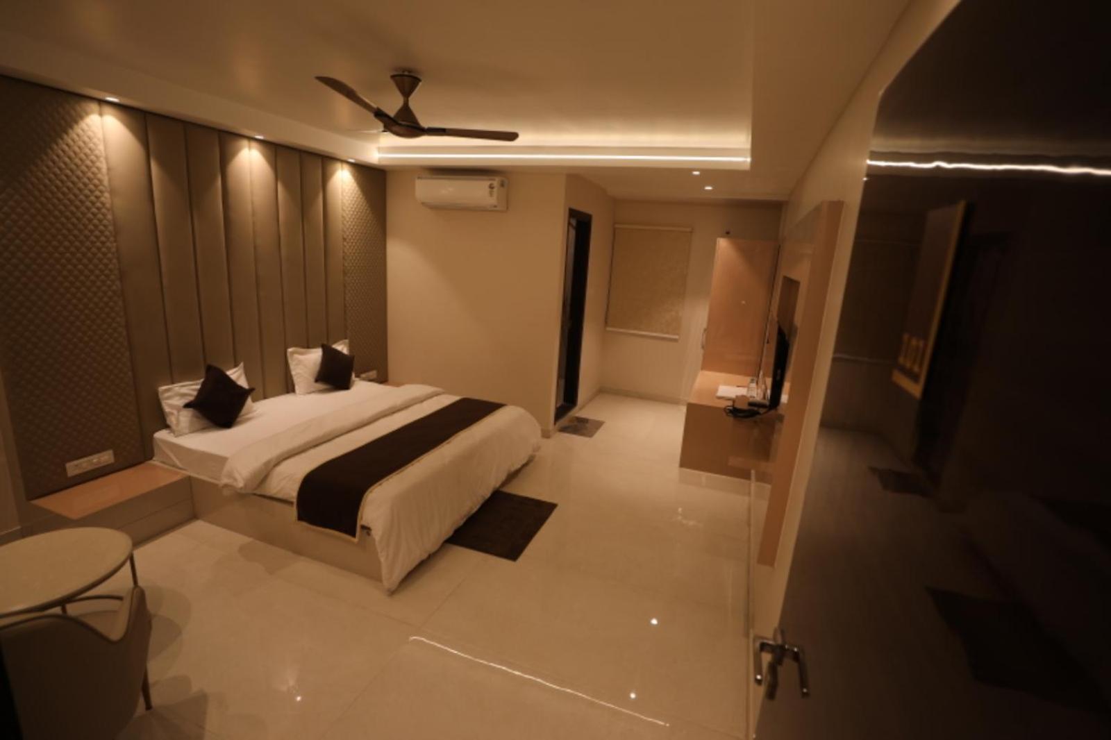 Hotel Maya Crystal Juhi Bari Екстериор снимка